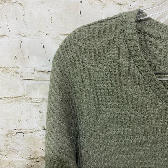 Magellan Outdoors Green Boyfriend Fit High Low V Neck Thermal Top - Picture 2 of 5